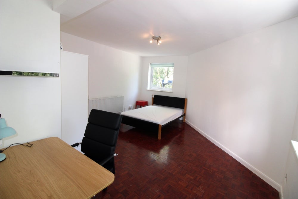 Flat Phoenix Road in Greater London
