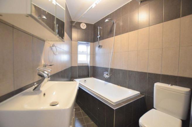 Flat Pinner Road in Greater London