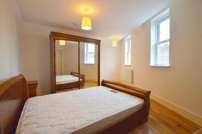 Flat Pinner Road in Greater London