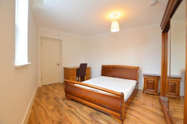 Flat Pinner Road in Greater London