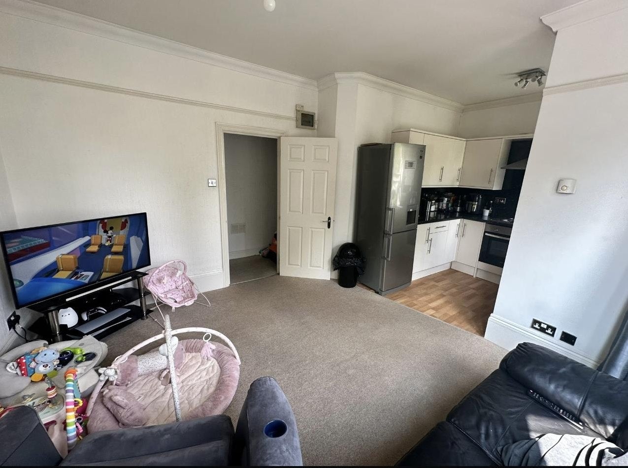 Flat Highland Avenue in Brentwood