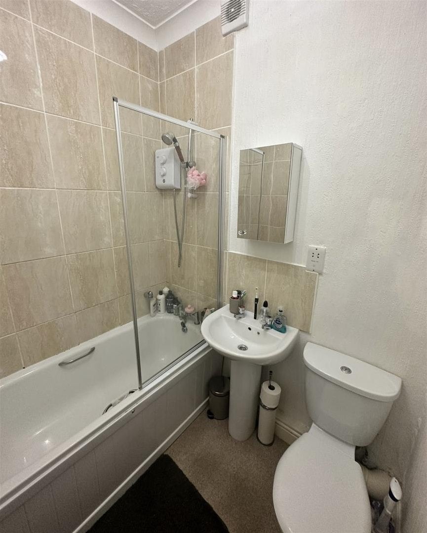 Flat Highland Avenue in Brentwood