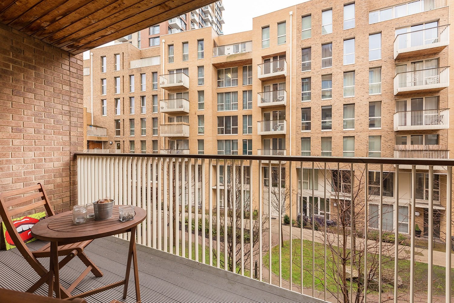 Flat Oxley Square in Greater London
