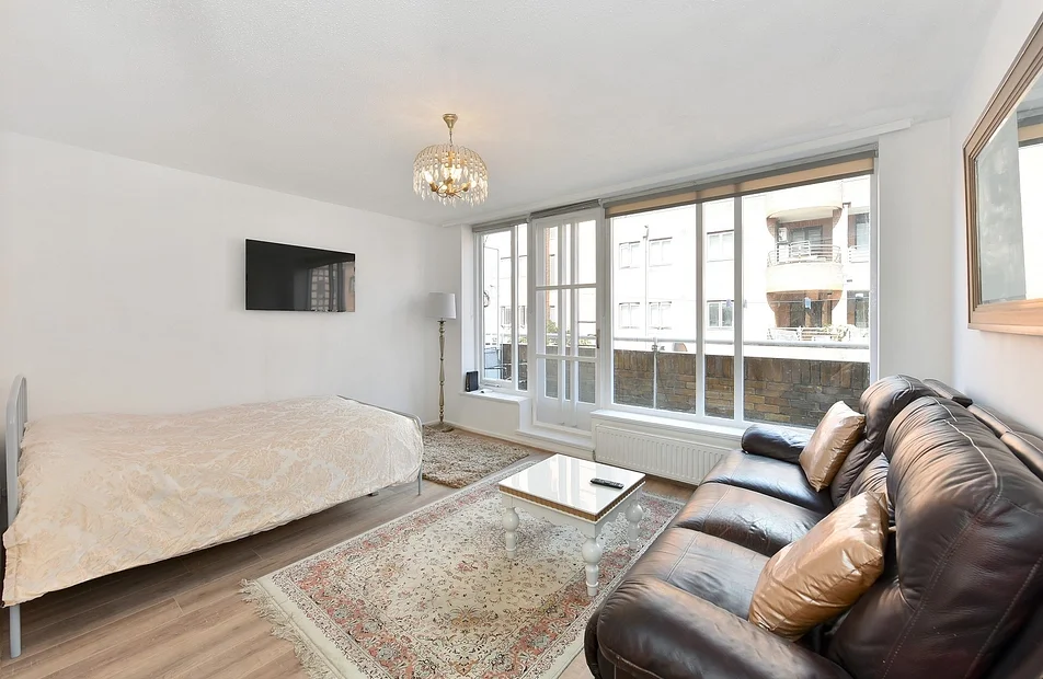 Flat Warwick Road in Greater London