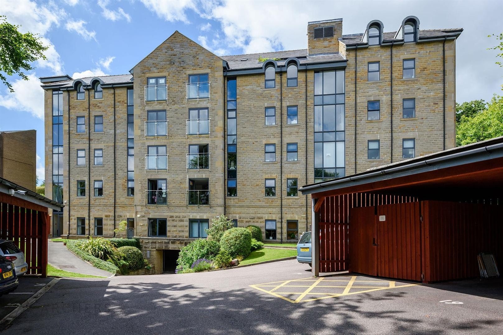 Flat Nethergreen Road in Sheffield