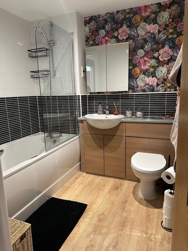 Room Leyland Road in Bathgate