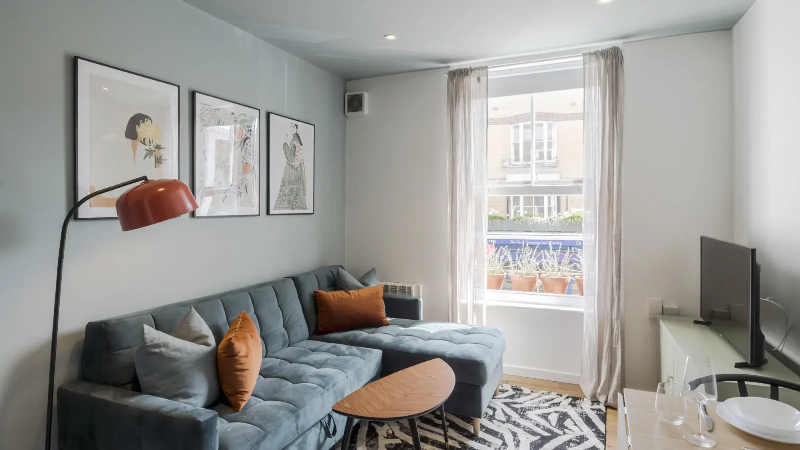 Flat Sotheby Road in Greater London