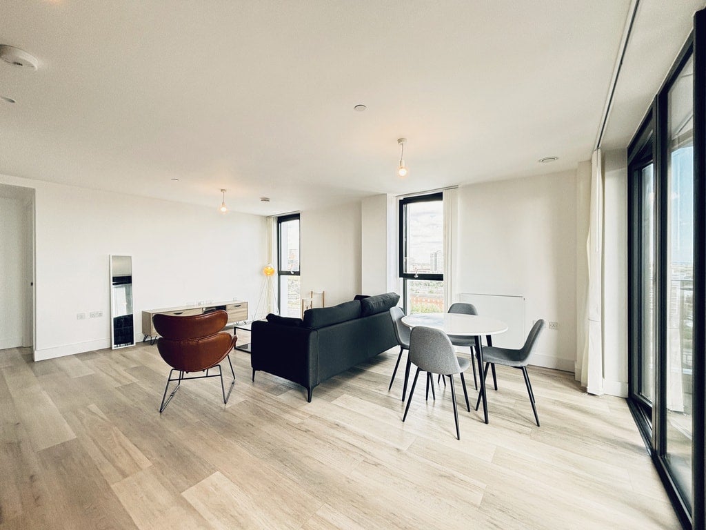 Flat Otter Close in Greater London