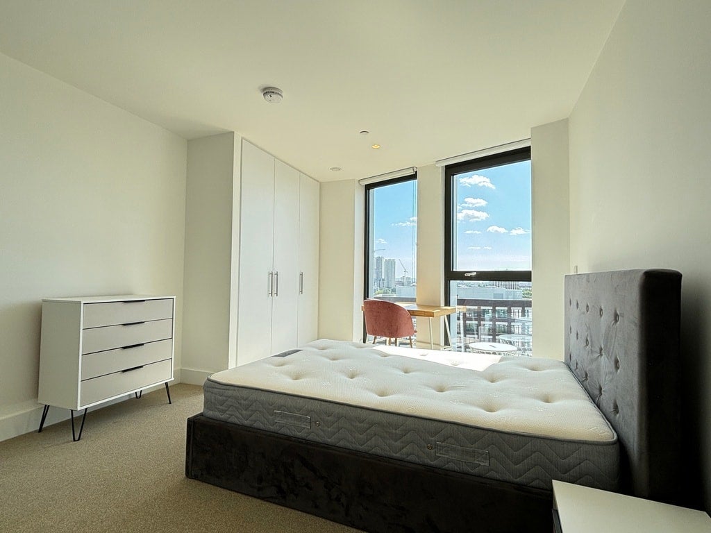 Flat Otter Close in Greater London
