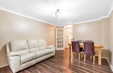 Flat Shelton Court in Slough