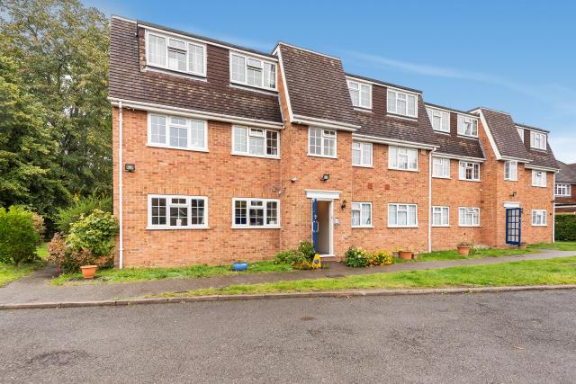 Flat Shelton Court in Slough