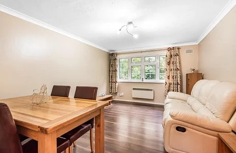 Flat Shelton Court in Slough