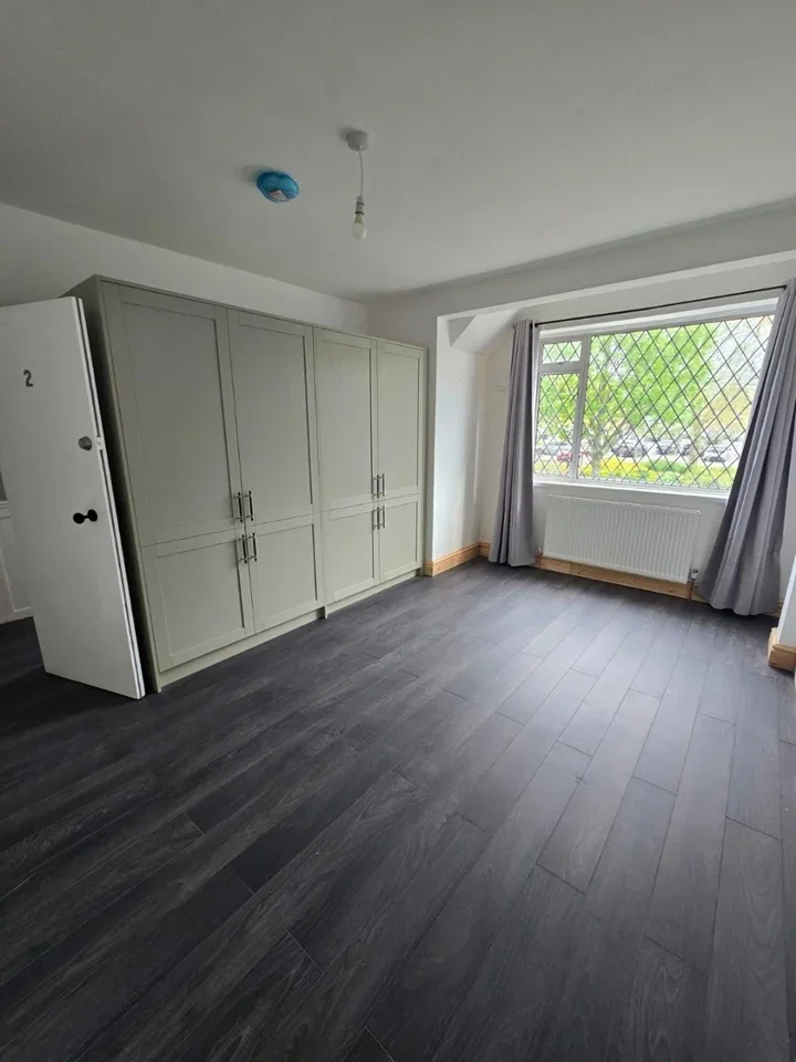 Room New Road in Greater London