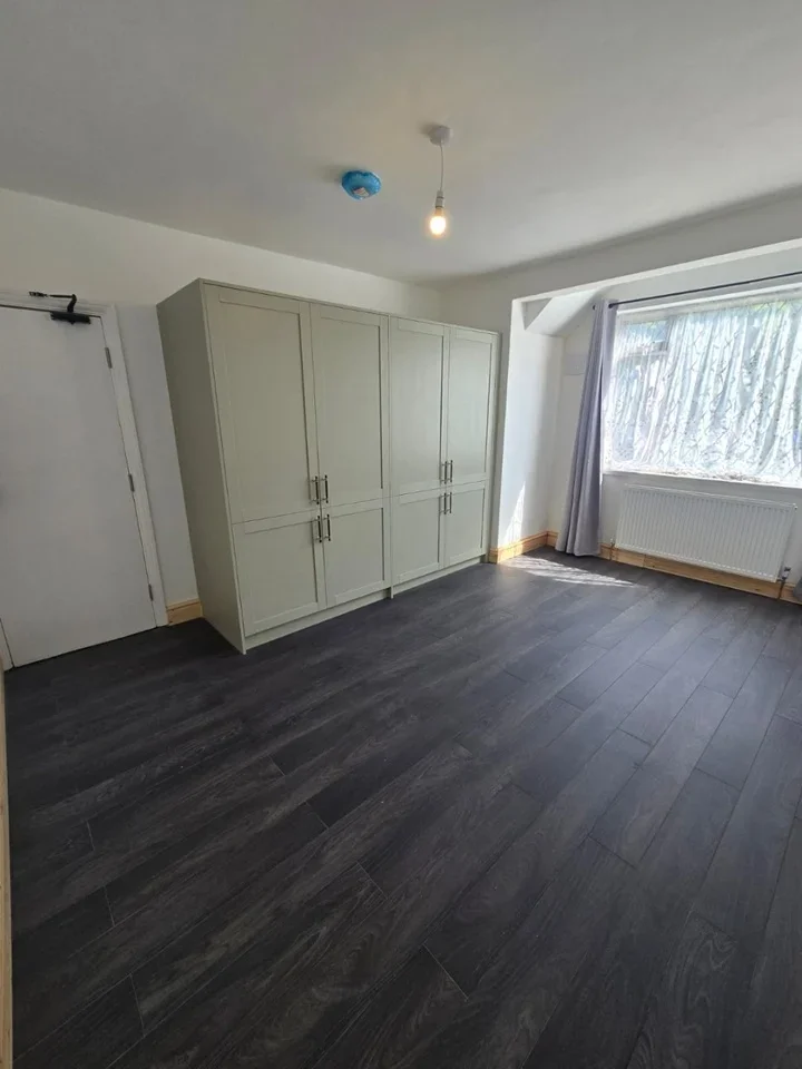 Room New Road in Greater London