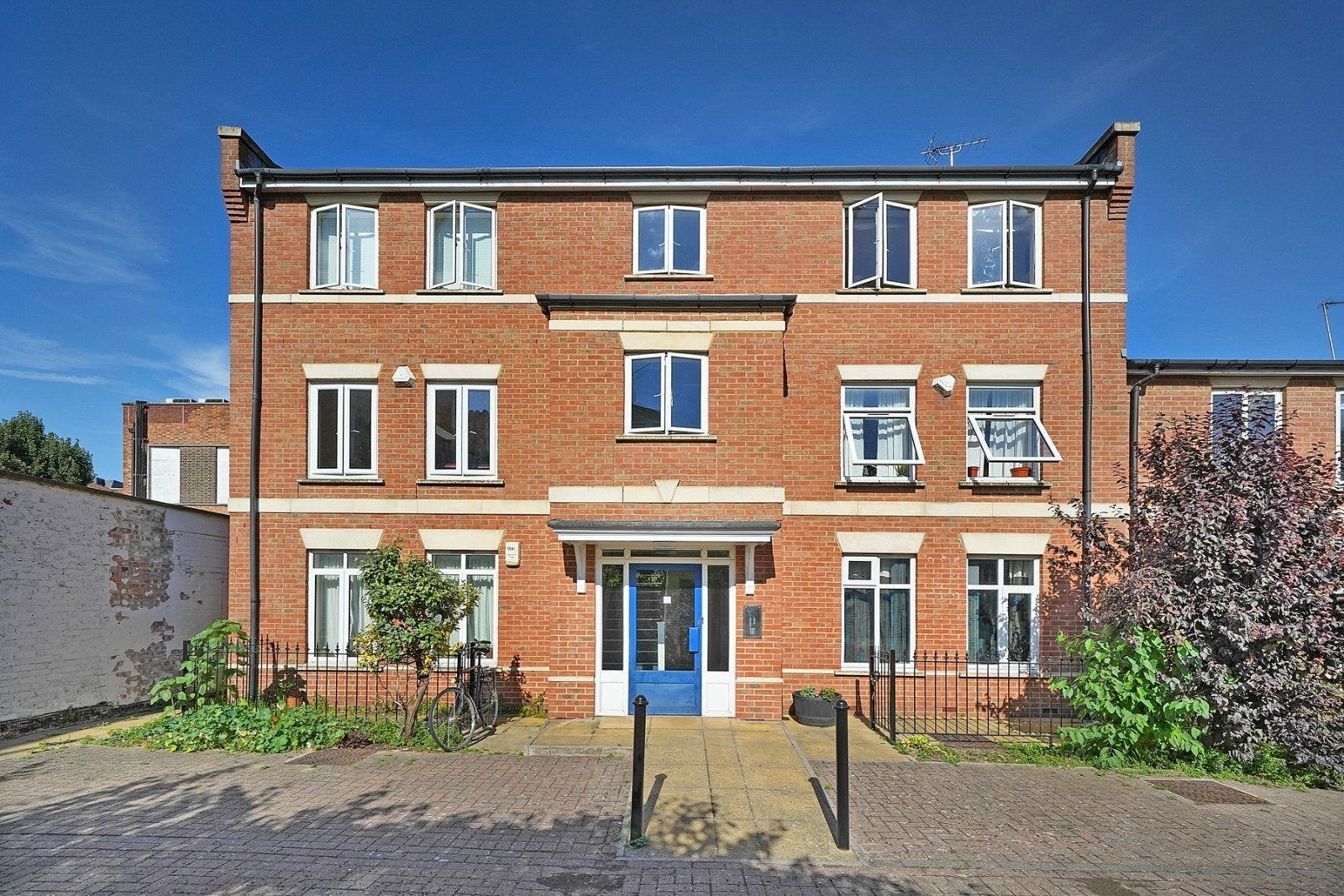 Flat Macleod Street in Greater London