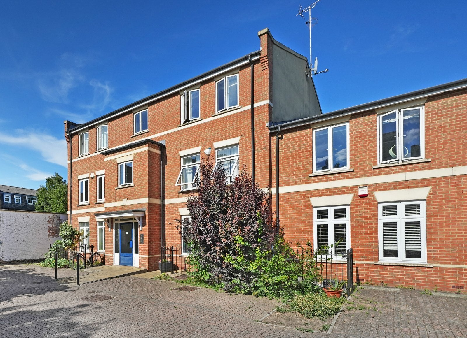 Flat Macleod Street in Greater London