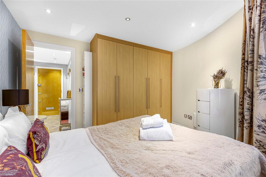 Flat Montaigne Close in City of Westminster
