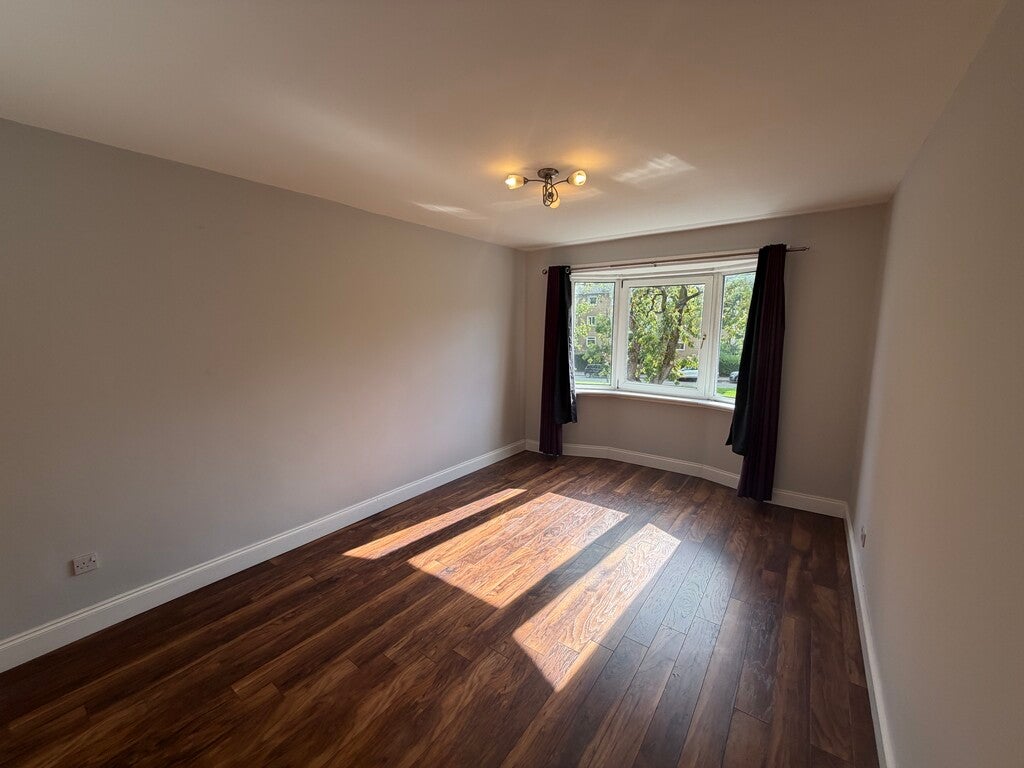 Flat Croftfoot Road in Glasgow