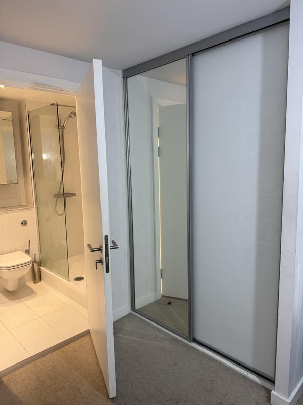 Room Dearmans Place in Salford
