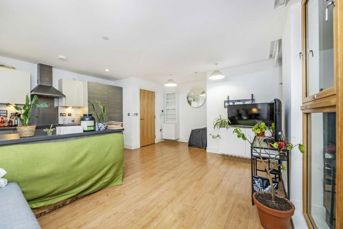 Flat Blackwall Way in Greater London