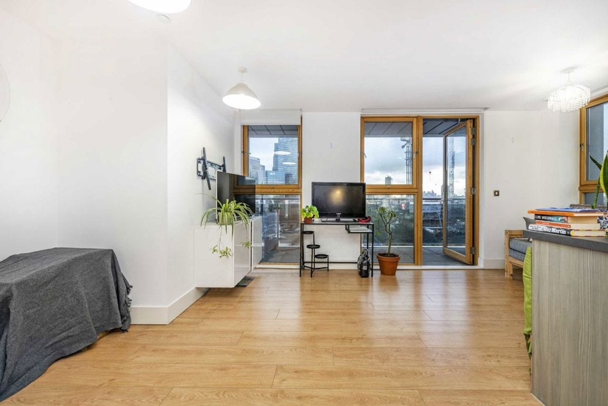 Flat Blackwall Way in Greater London