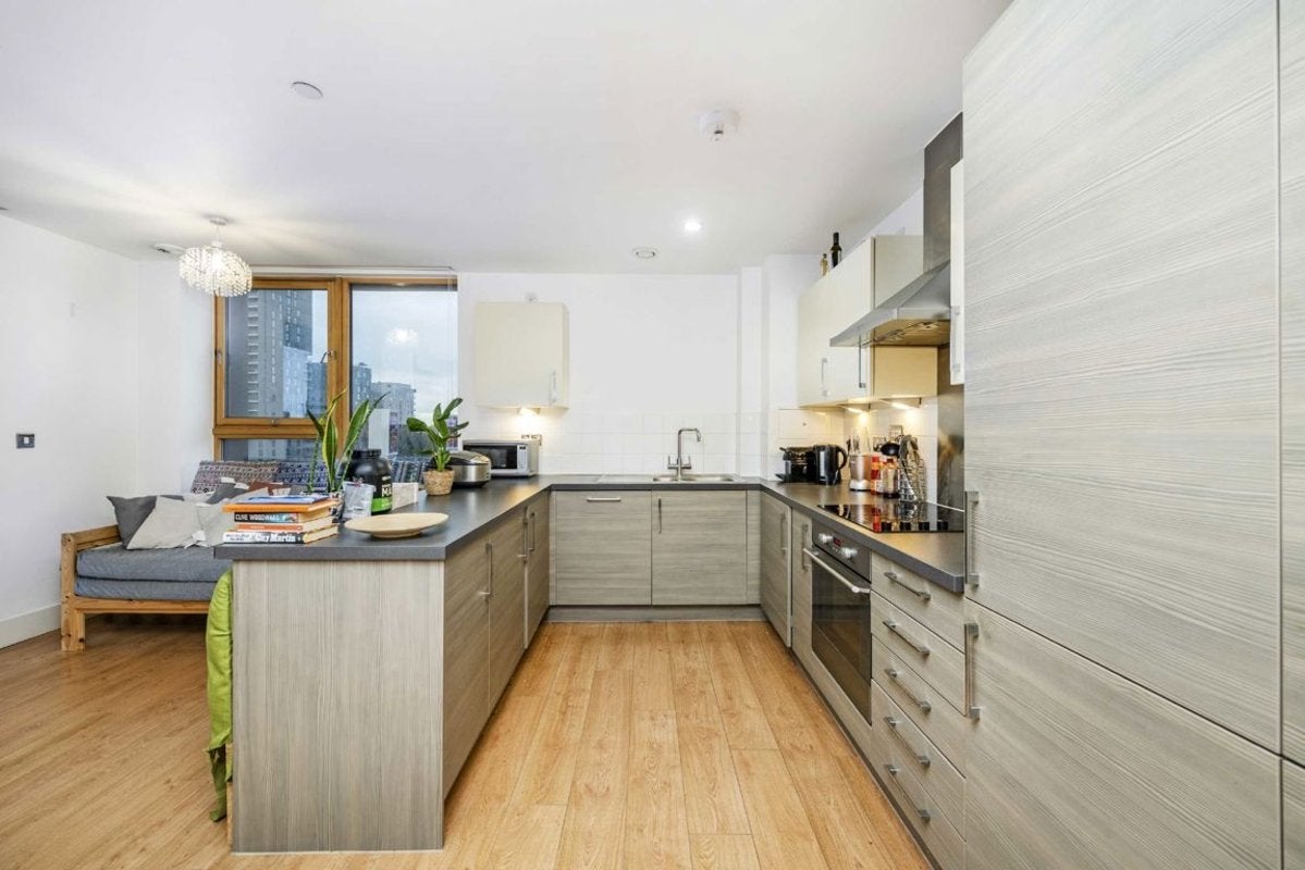 Flat Blackwall Way in Greater London