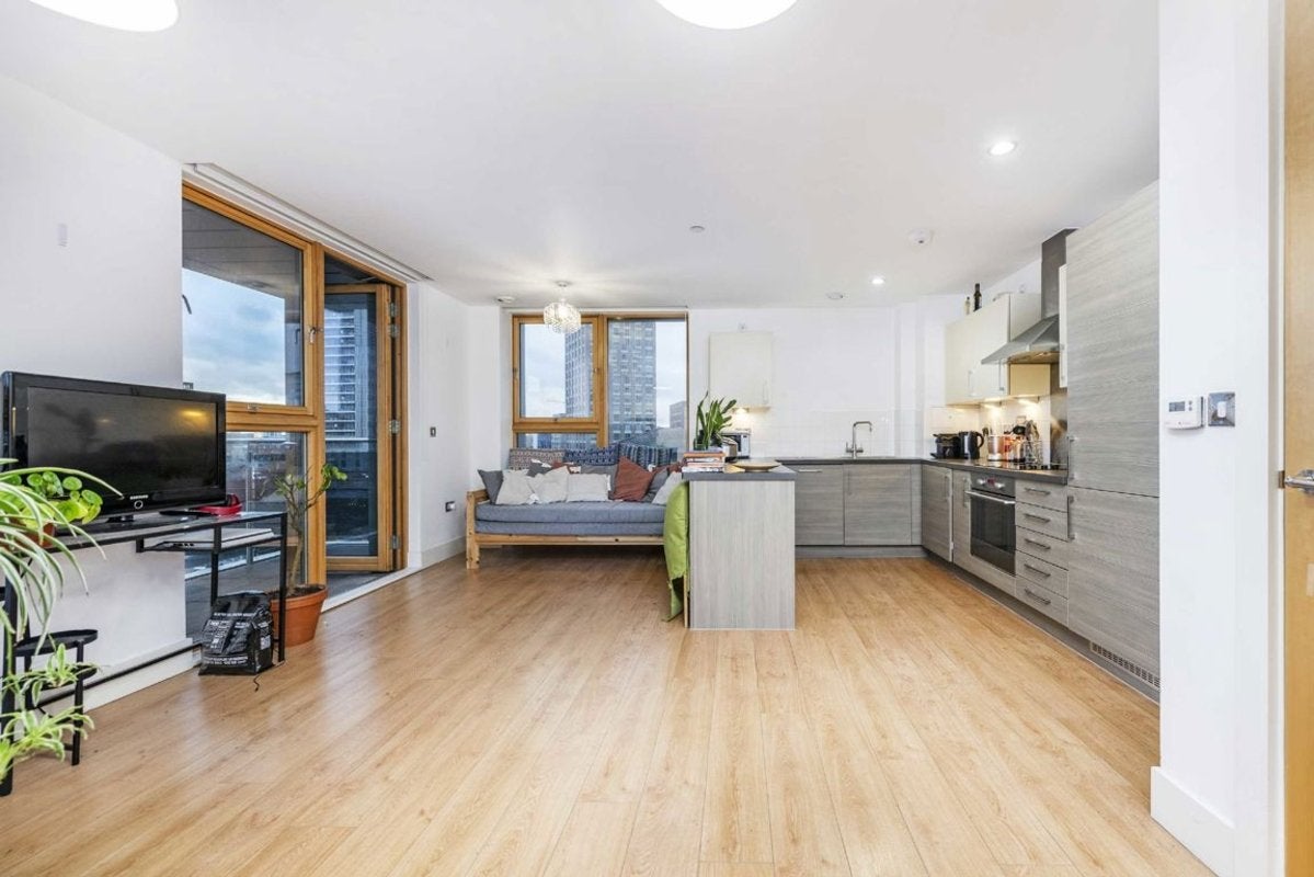 Flat Blackwall Way in Greater London