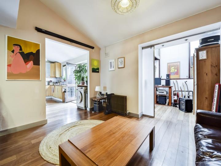 Flat Kingsland Road in Greater London