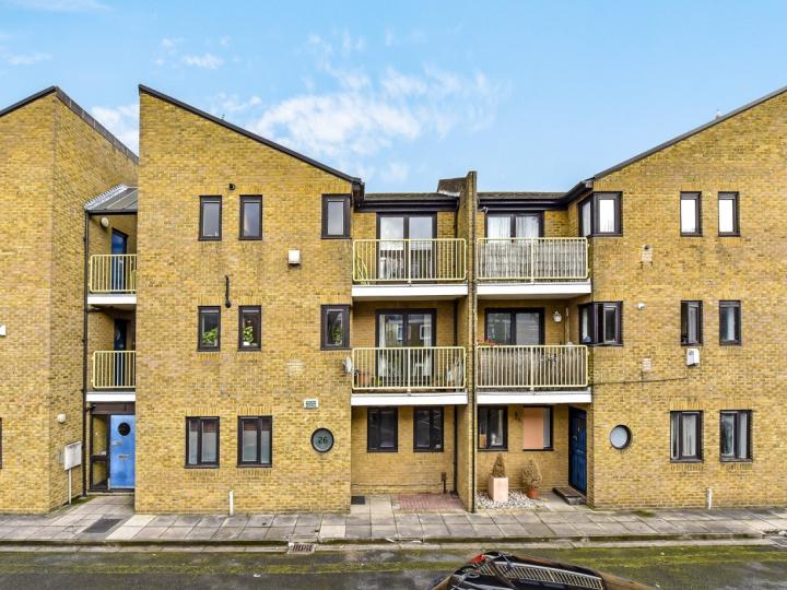 Flat Kingsland Road in Greater London