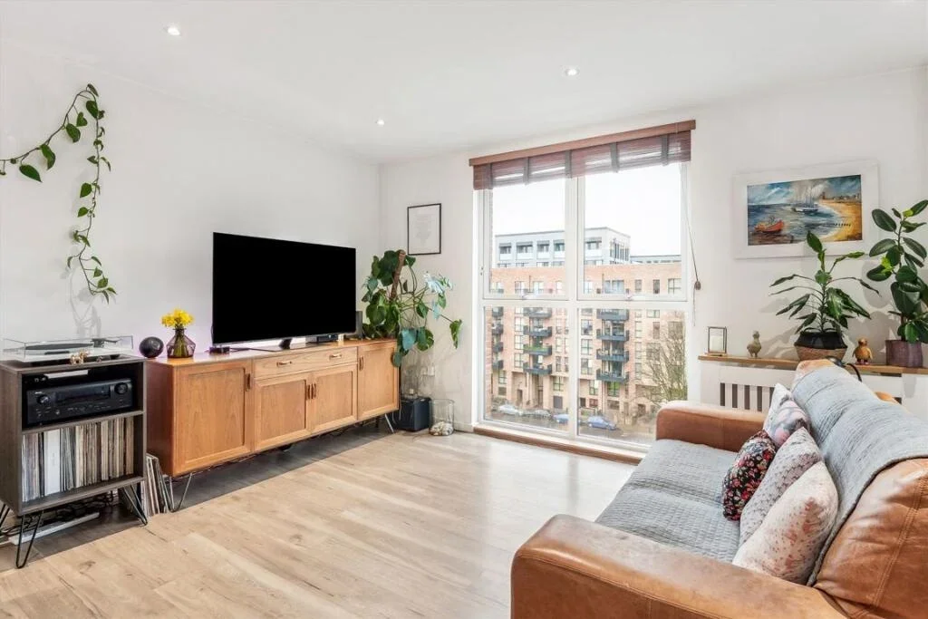 Flat Hanbury Road in Greater London