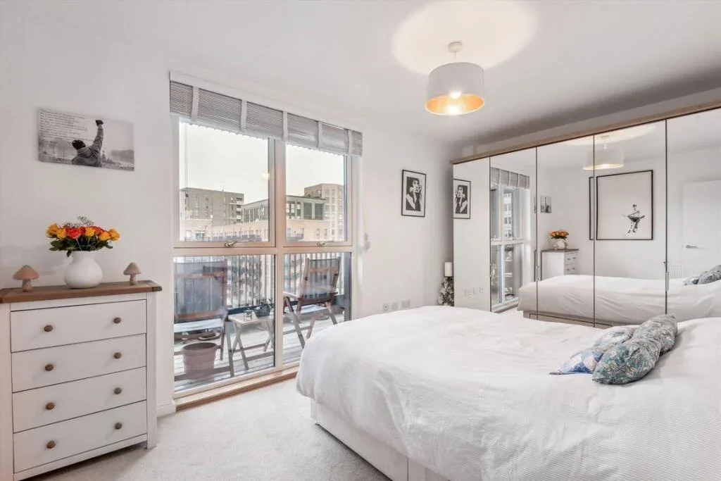 Flat Hanbury Road in Greater London