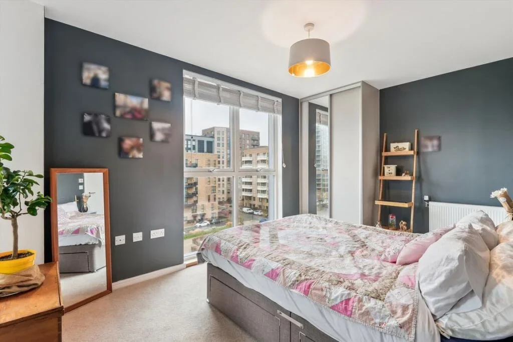 Flat Hanbury Road in Greater London