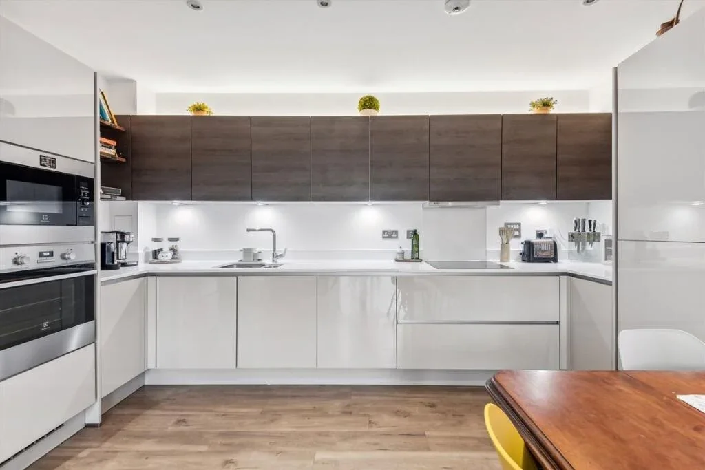 Flat Hanbury Road in Greater London
