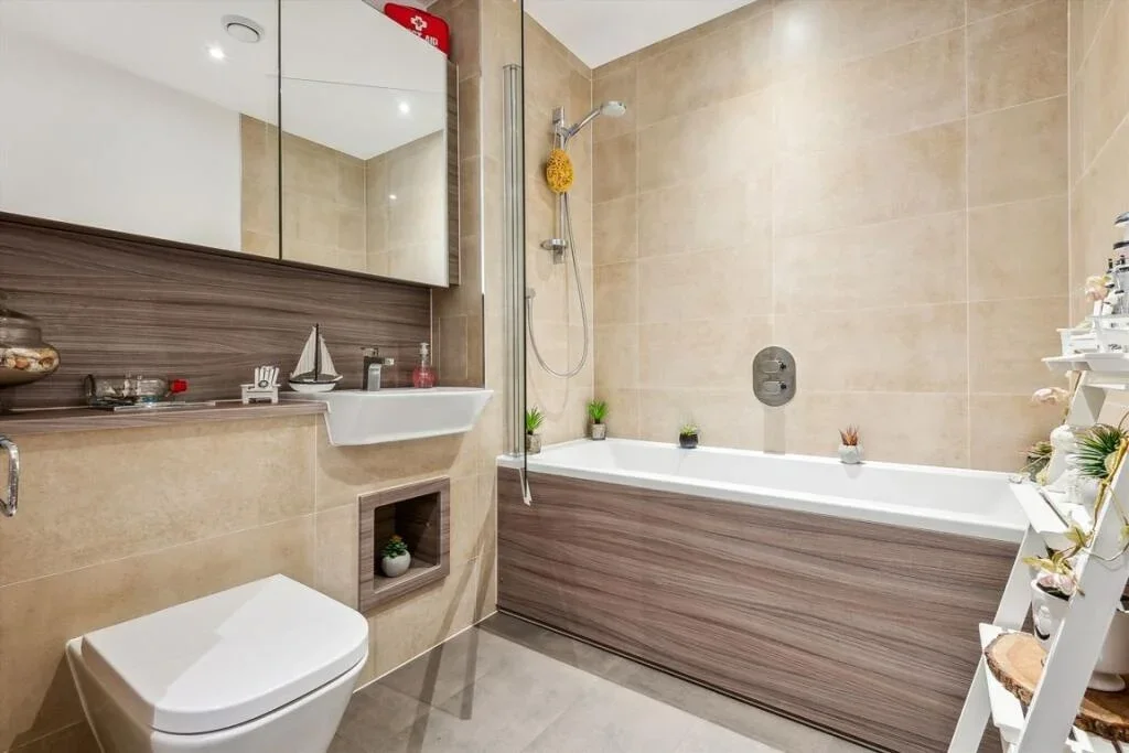 Flat Hanbury Road in Greater London
