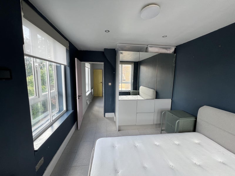 Room King and Queen Street in Greater London