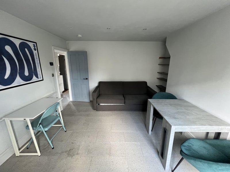 Room King and Queen Street in Greater London