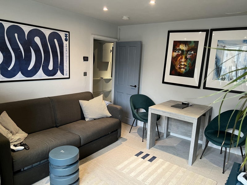 Room King and Queen Street in Greater London