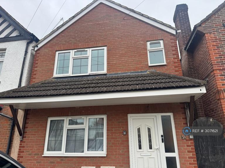 House Farnburn Avenue in Slough