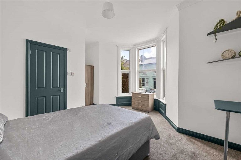 Room Furzehill Road in Plymouth