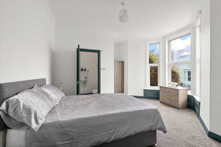 Room Furzehill Road in Plymouth