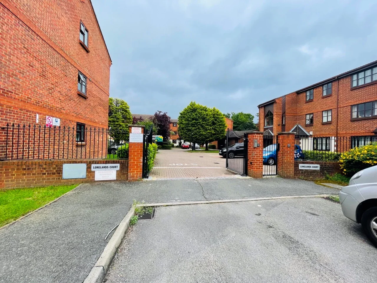 Flat Summerhill Way in Greater London