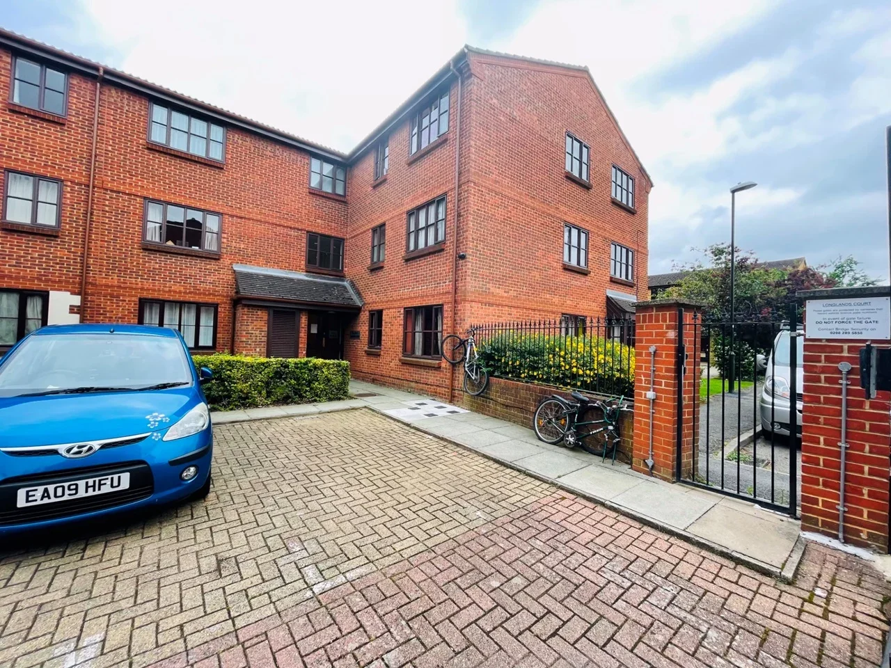 Flat Summerhill Way in Greater London