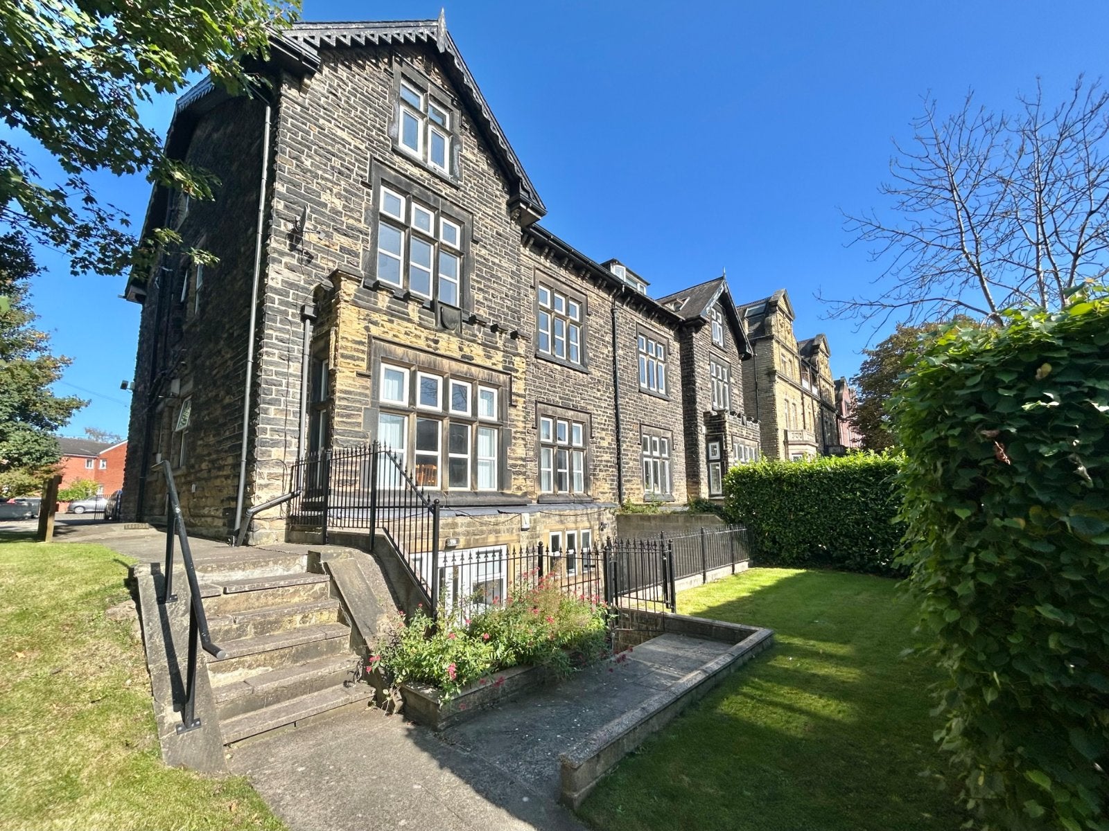 Flat St. Michael's Crescent in Leeds