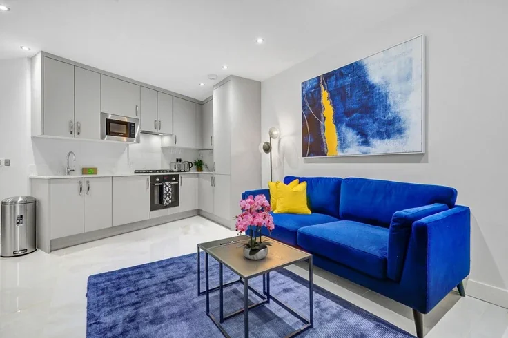 Flat Warwick Place in Greater London
