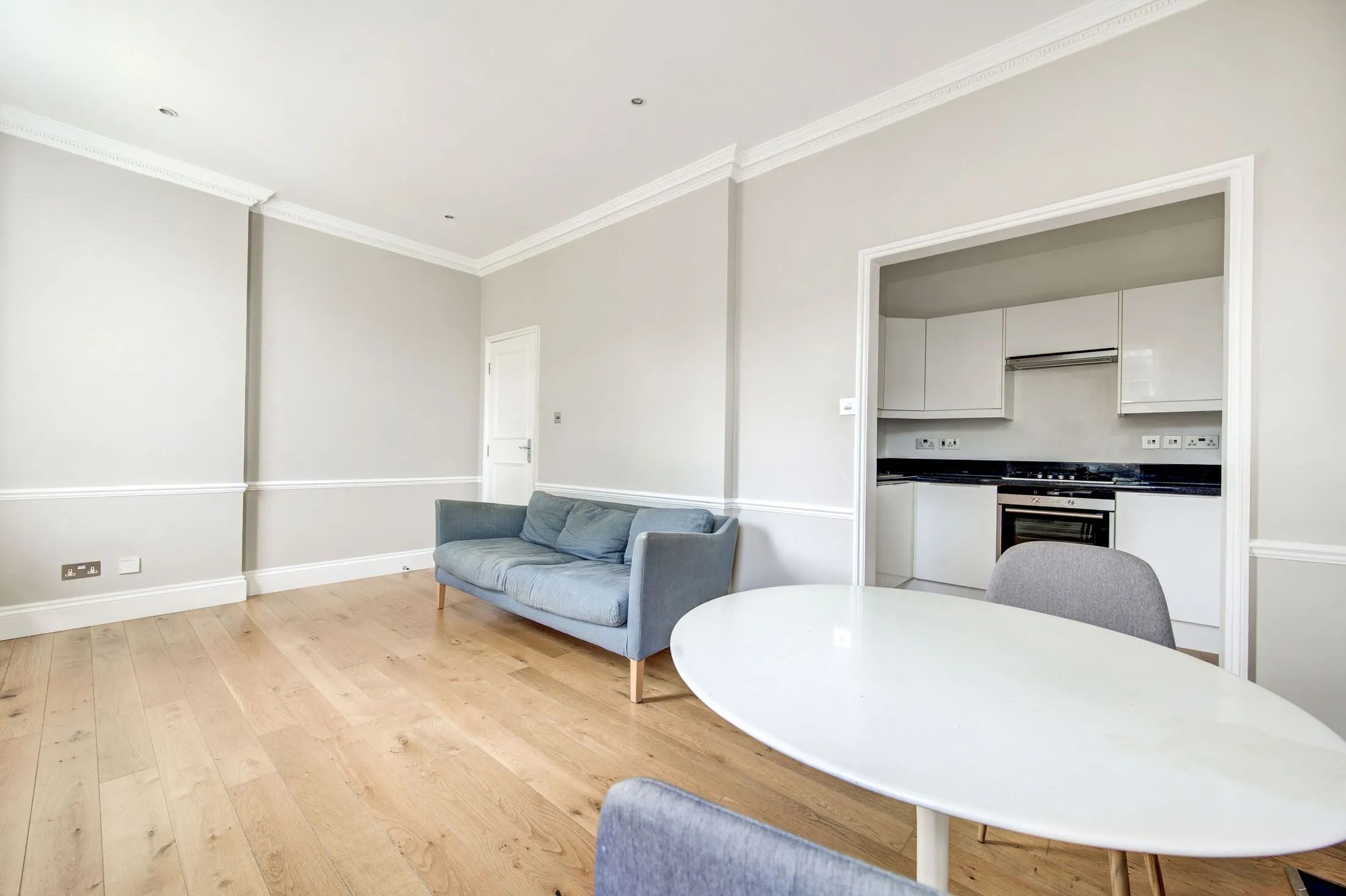 Flat Fernshaw Road in Greater London