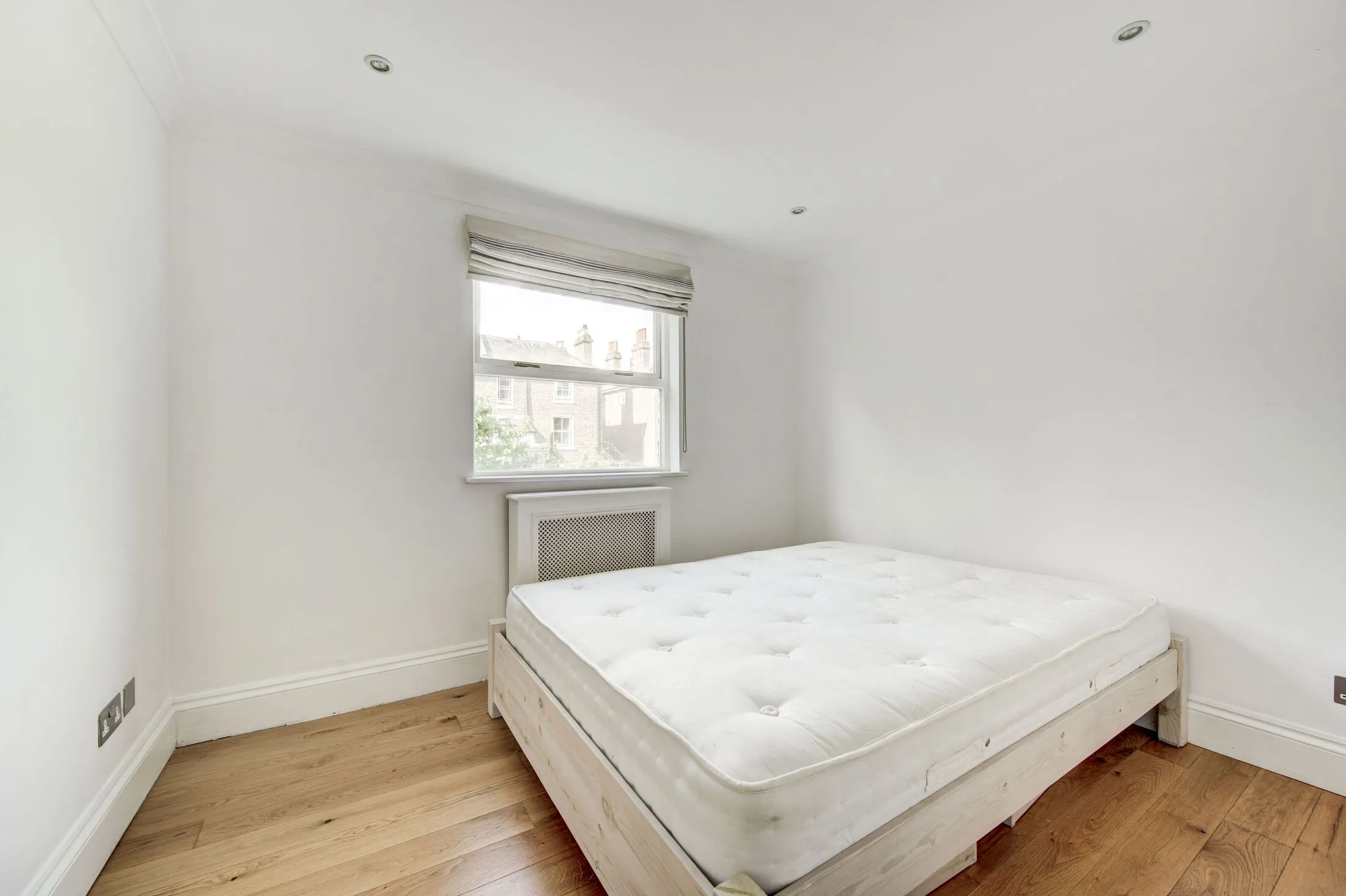 Flat Fernshaw Road in Greater London
