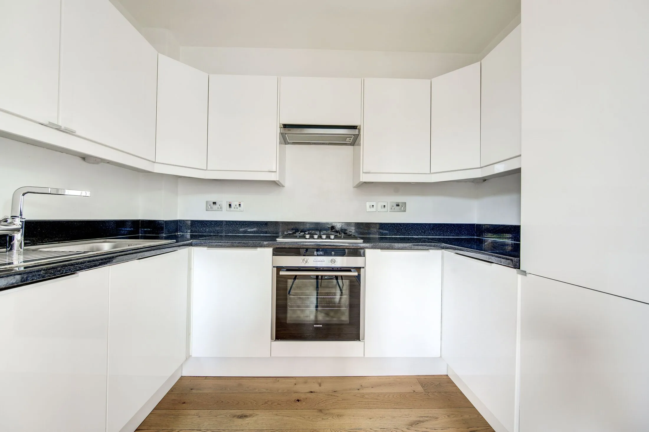Flat Fernshaw Road in Greater London