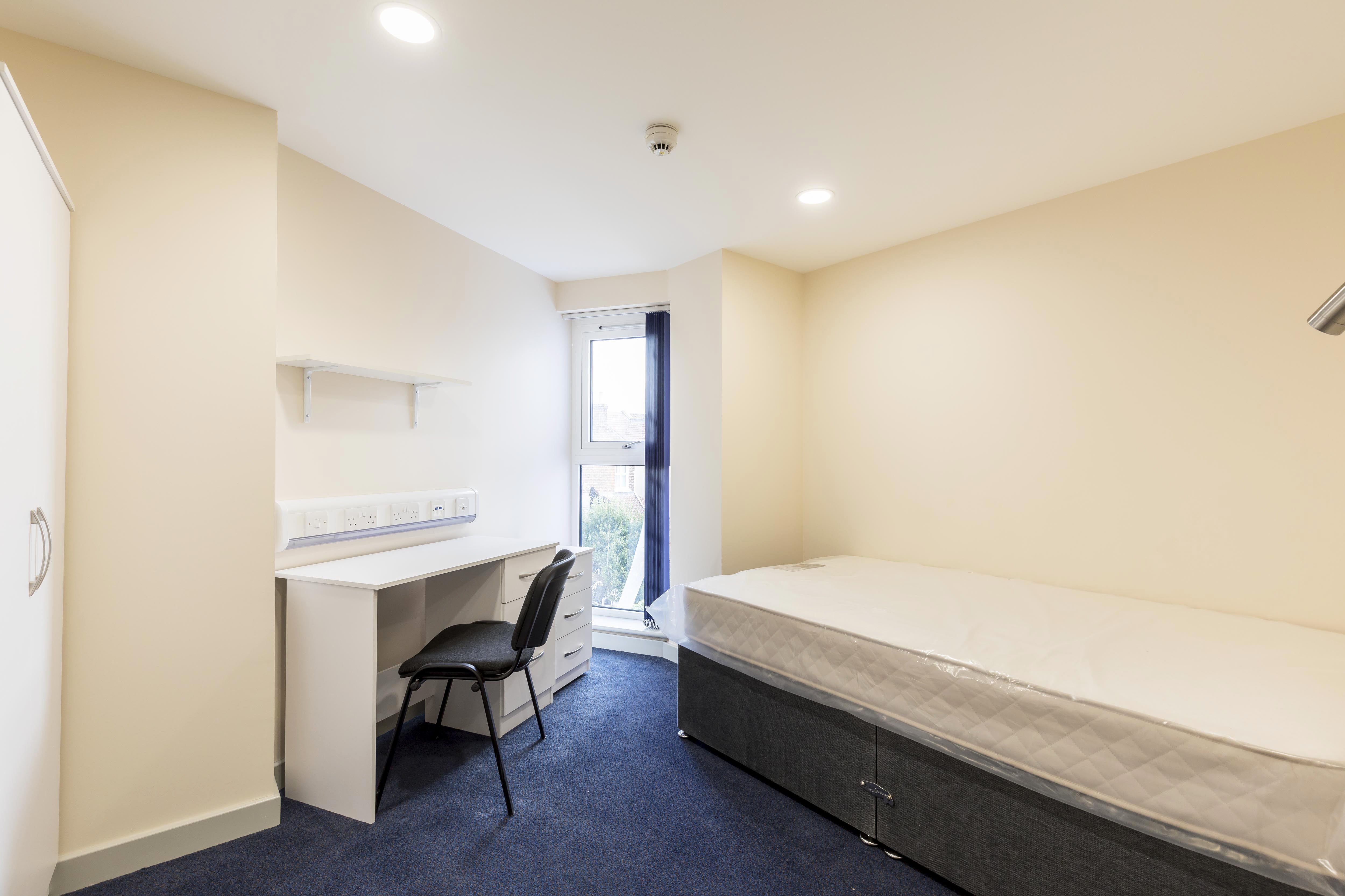Room Fawcett Road in Portsmouth