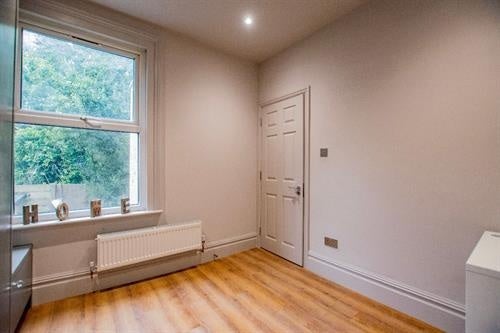 Room Manchester Road in Greater London