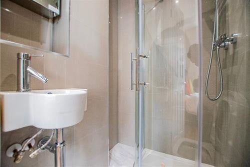 Room Manchester Road in Greater London